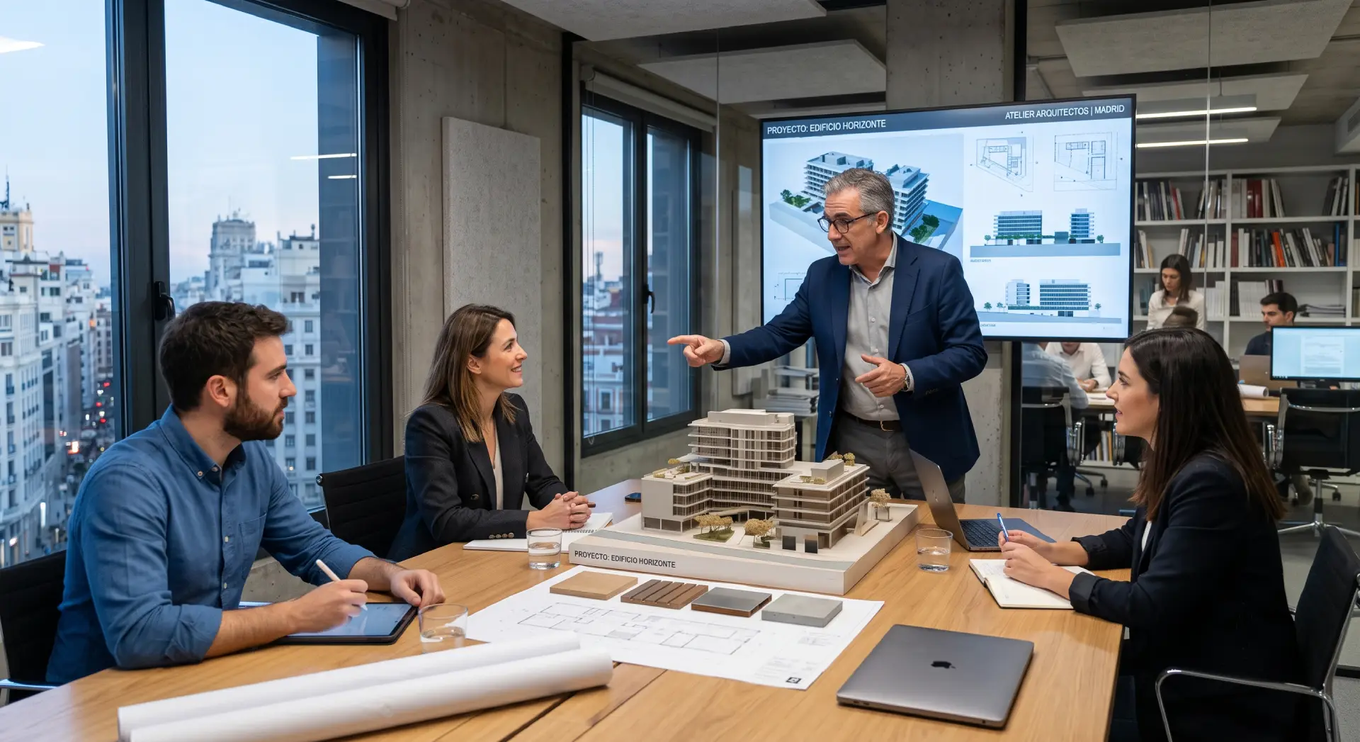 Un Arquitecto Sénior de Nivel 5 presentando soluciones técnicas de diseño y maquetas directamente a un cliente en la sala de reuniones de un estudio de arquitectura moderno